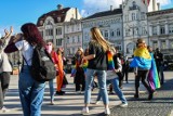 Tęczowy taniec na Starym Rynku w Bydgoszczy. W geście solidarności z osobami LGBT [zdjęcia]