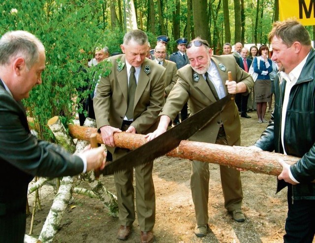 Zamiast przecięcia wstęgi, było przecinanie piłą pnia