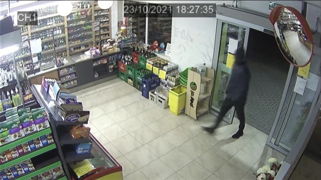 Napad na sklep pod Pińczowem! Policja prezentuje nagranie z monitoringu  (WIDEO) | Pińczów Nasze Miasto