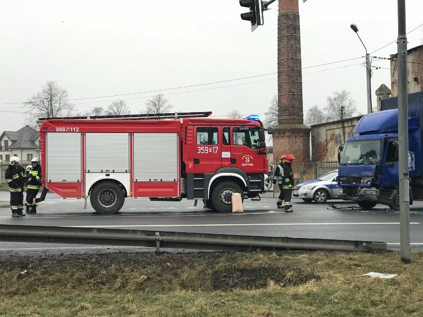 Zderzenie autokaru z ciężarówką w Szczytnikach koło Kalisza
