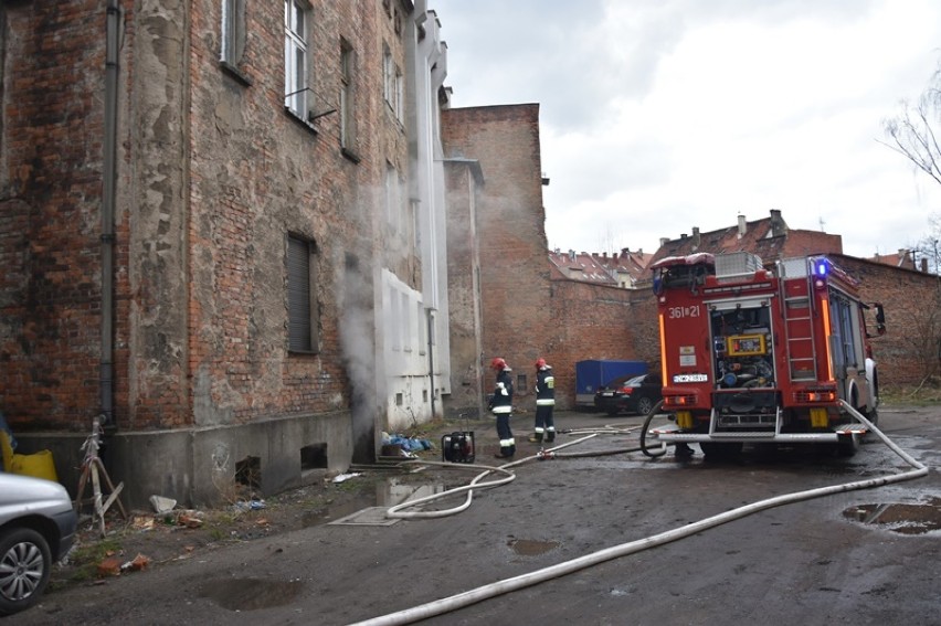 Pożar piwnicy przy ulicy Złotoryjskiej w Legnicy [ZDJĘCIA]