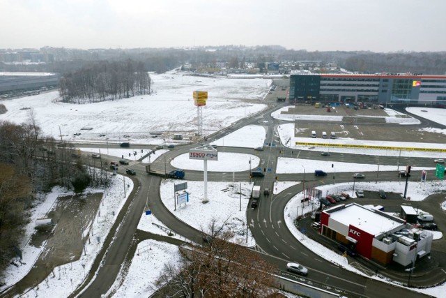 Na skrzyżowaniu na ul. Warszawskiej znów dojdzie do zmiany - kierowcy jadący od strony Castoramy tylko z prawego pasa będą mogli dostać się do Galerii Koniczynka. Lewy posłuży tylko do skręcania w stronę centrum Bielska-Białej