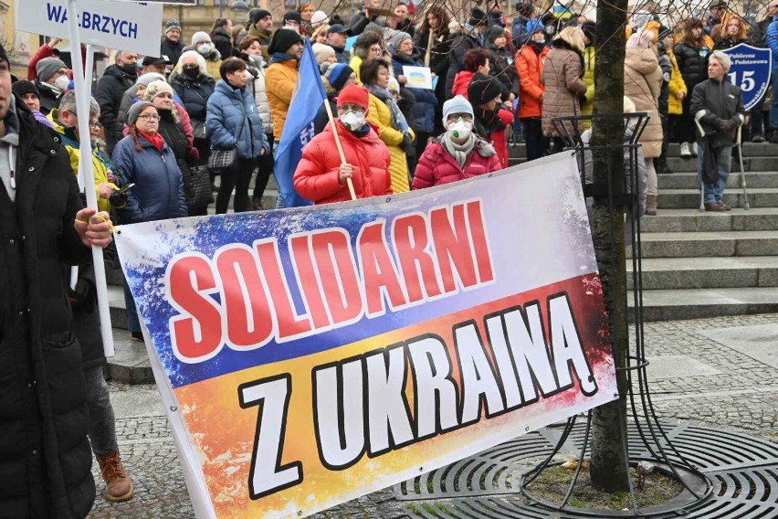 Trwa manifestacja Wałbrzych - Ukraina przed ratuszem na...