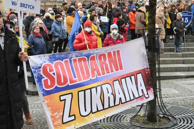 Trwa manifestacja Wałbrzych - Ukraina przed ratuszem na Placu Magistrackim RELACJA NA  ŻYWO