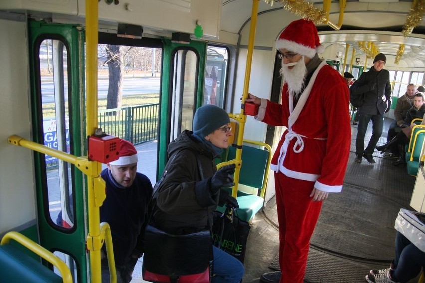 Święty Mikołaj wsiadł do gdańskich tramwajów