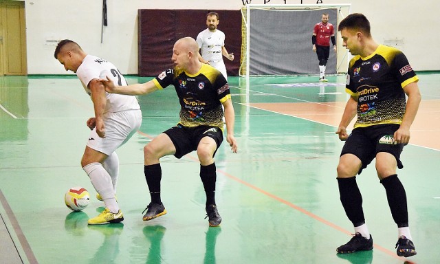 Dwie wyrównane potyczki stoczył Futsal Powiat Pilski w Mosinie. Najpierw pilanie zwyciężyli 6:5, a potem przegrali w takim samym stosunku