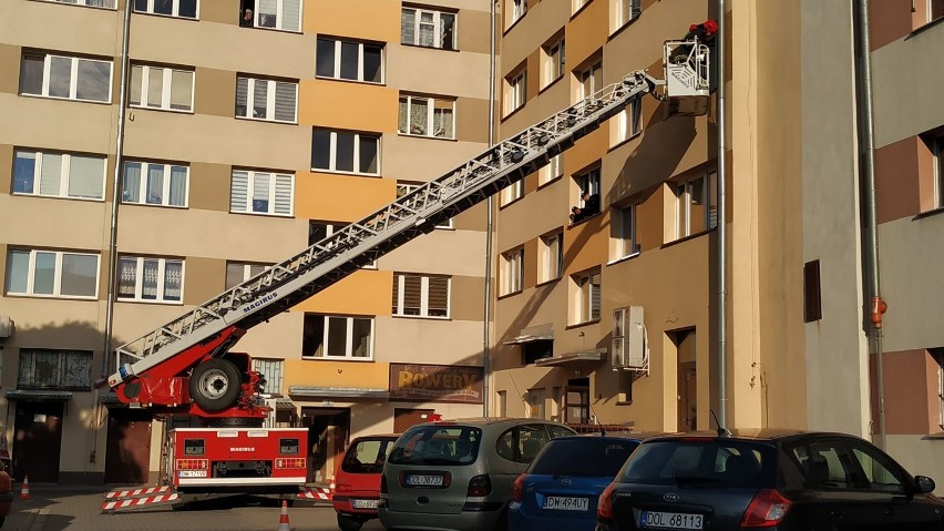 Oleśnica: Strażacy wchodzili do mieszkania przez okno (FOTO)    