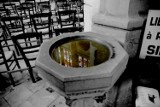 Woda święcona w kościele źródłem groźnych bakterii? [wideo]