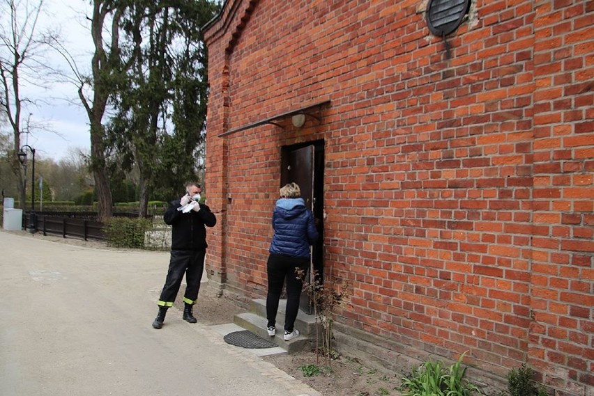 Mieszkańcy gmin w powiecie tomaszowskim otrzymali bezpłatne maski ochronne. Dziś galeria zdjęć z Inowłodza oraz Ujazdu [FOTO]