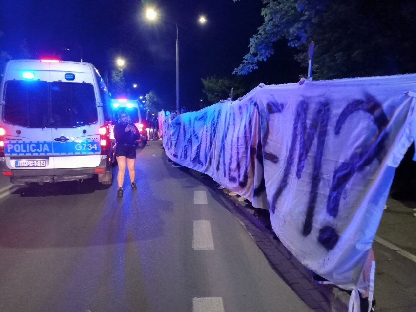 Kibice Wisły Kraków przyszli pod stadion przy Reymonta "powitać" piłkarzy po spadku z ekstraklasy. Na miejscu pojawiła się policja 