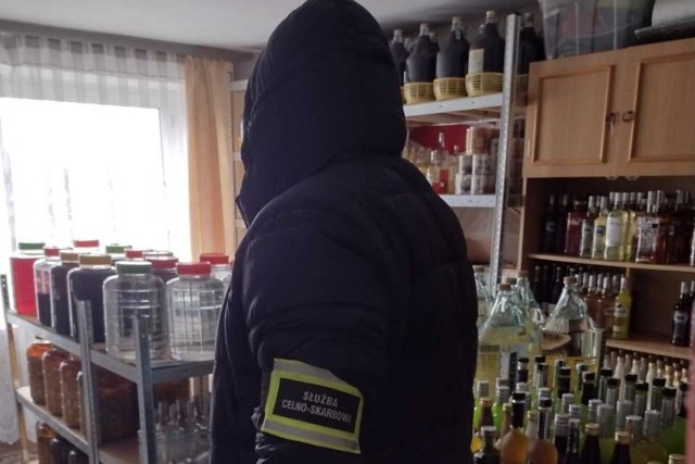 Dzięki wspólnej akcji funkcjonariuszy KAS i policjantów z Radomska udało się znależć nielegalny alkohol