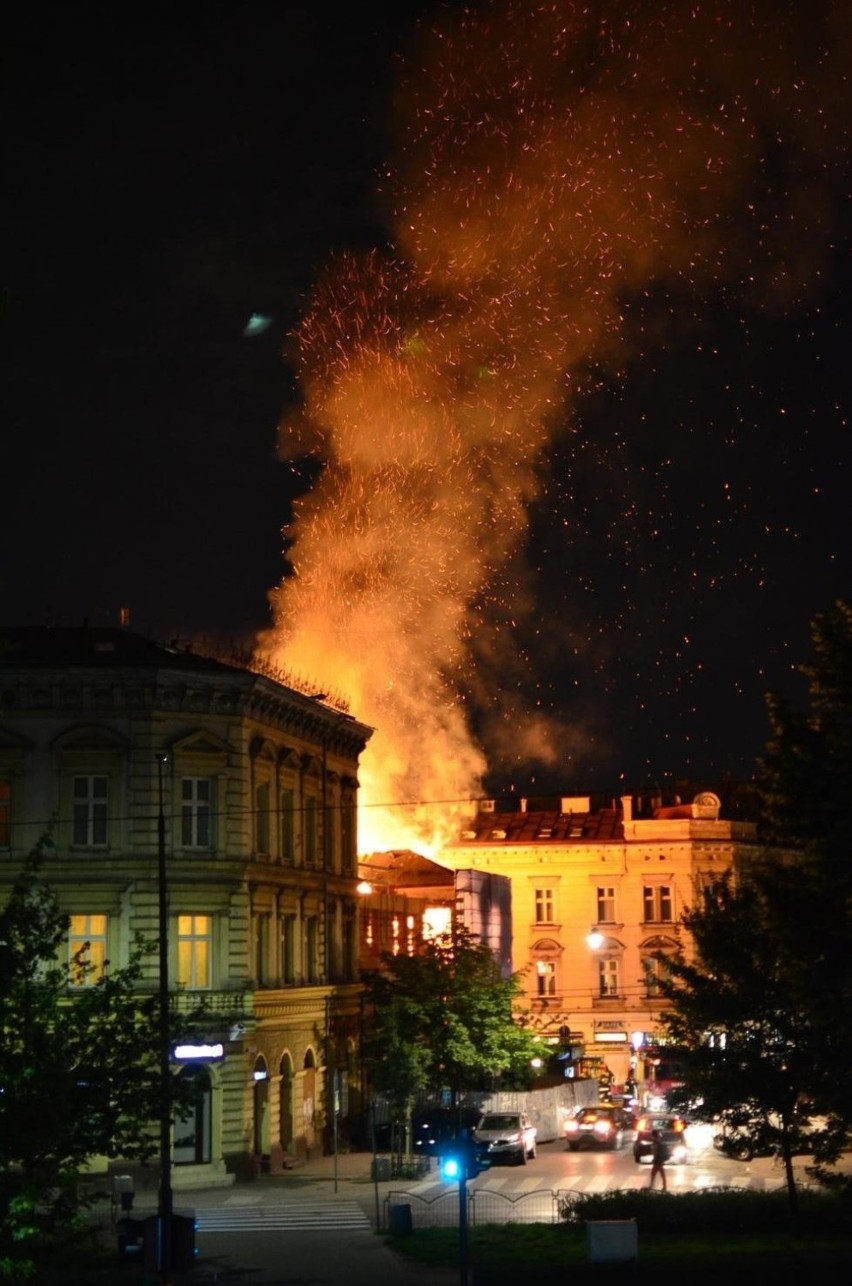 Kraków. Pożar kamienicy na rogu ulic Miodowej i Bożego Ciała [ZDJĘCIA, WIDEO]