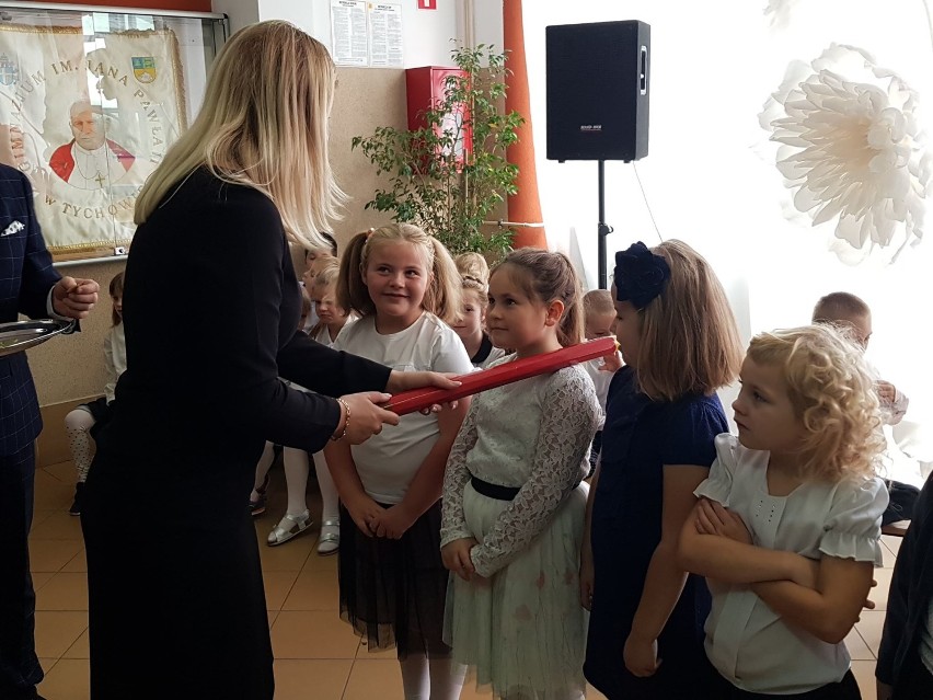 Pasowanie pierwszaków w szkole podstawowej im. Adama Mickiewicza w Tychowie (zdjęcia)