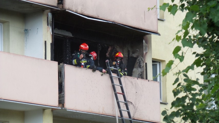 Pożar w bloku na Centralnej w Krakowie. "Płomienie objęły balkon"