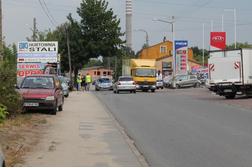 Wypadek na ul. Głównej w Tomaszowie: 10-letni rowerzysta pod kołami samochodu [ZDJĘCIA]