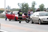 Wypadek na Białołęce. Samochód po zderzeniu wypadł na chodnik i potrącił pieszego 