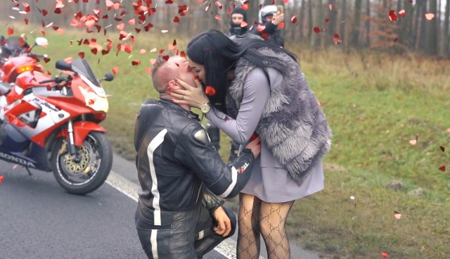 Motozaręczyny w Radomsku. Adrian oświadczył się na obwodnicy, Natalia powiedziała "tak"