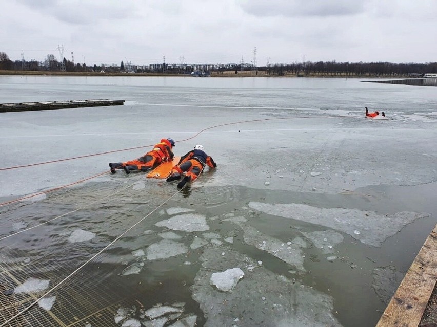 Osoba weszła na kruchy lód i wpadła do wody. Strażacy ruszyli z odsieczą – tym razem tylko w ramach ćwiczeń. Zobacz zdjęcia