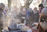 Miejska wigilia w Człuchowie przyciągnęła wiele osób z miasta i gminy. Życzenia, kolędy i poczęstunek wróciły po pandemicznej przerwie FOTO