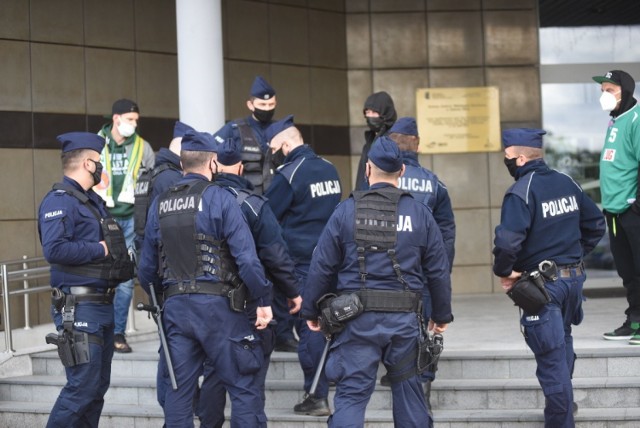 Kibice Zastalu Zielona Góra w asyście policji dziękowali koszykarzom za udany sezon 2020/2021