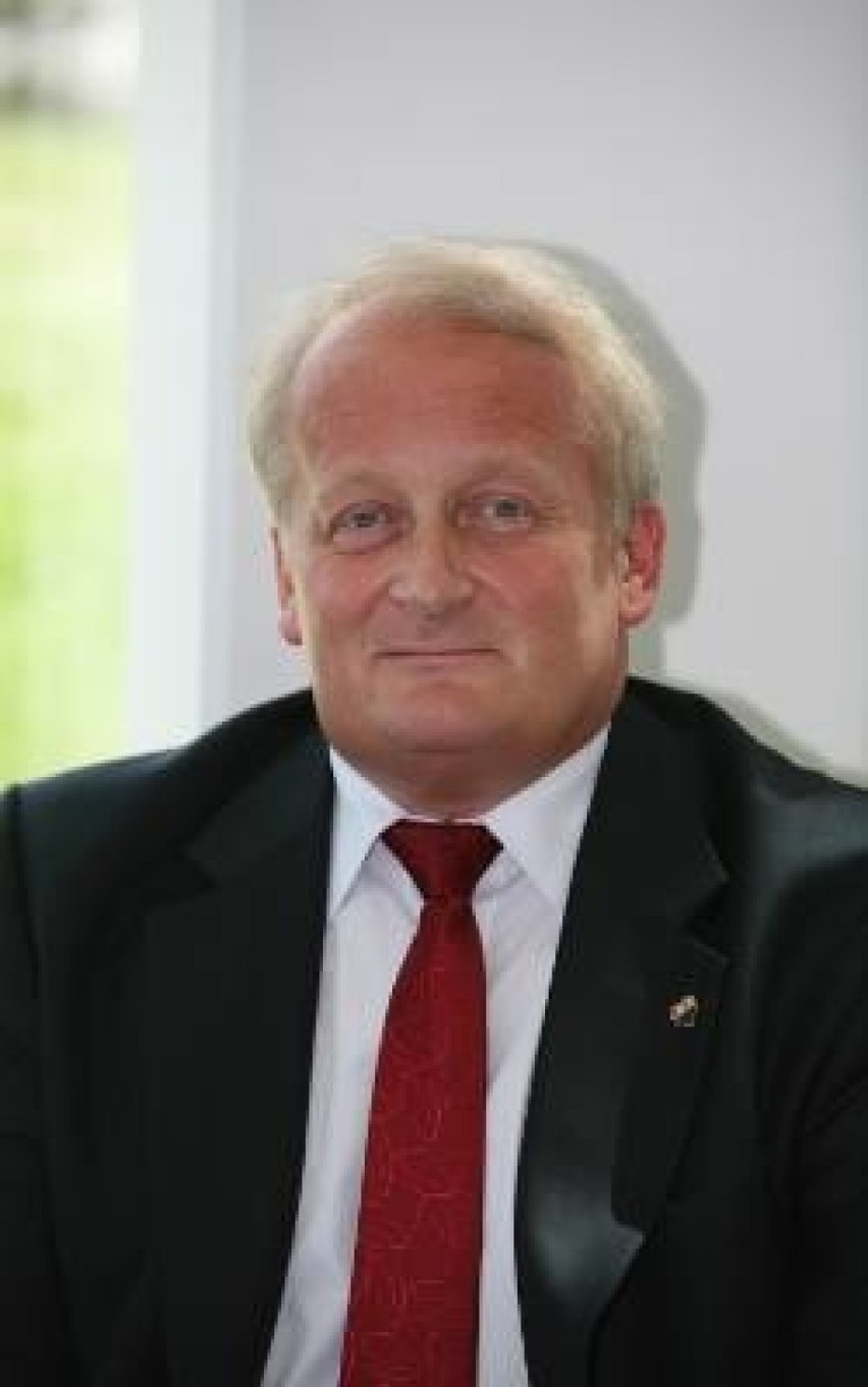 Leszek Piechota jest obecnie senatorem. Do grudnia 2017 roku...