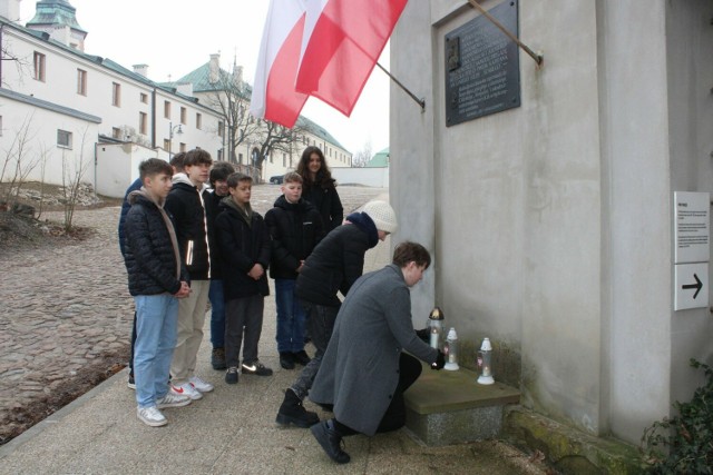 Ponad 130 uczniów z czterech kieleckich szkół odwiedziło Ośrodek Myśli Patriotycznej i Obywatelskiej, by oddać hołd Żołnierzom Wyklętym osadzonym i zamordowanym w kieleckim więzieniu.