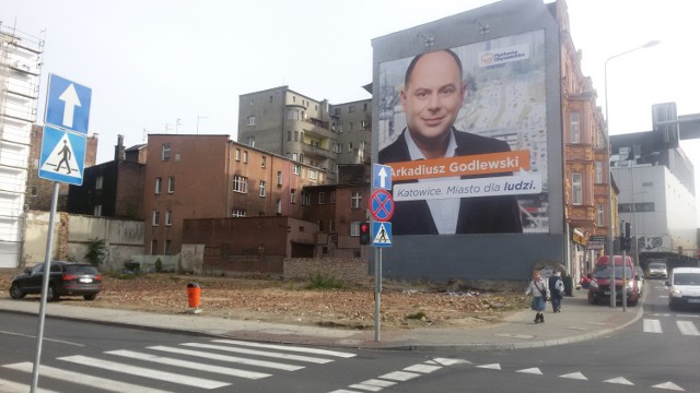 Wybory 2014 w Katowicach... Plakat wyborczy Arkadiusz Godlewskiego w miejscu wyburzonej kamienicy Seiferta