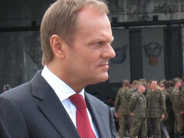 Premier Donald Tusk podczas wizyty w bazie lotnictwa w Łasku