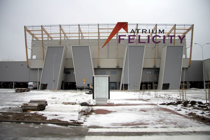 Felicity przygotowuje się na przyjęcie pierwszych klientów