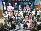 Autorka bajek dla dzieci Gena Rosołowska z wizytą w Przedszkolu numer 1 w Jędrzejowie. Bajeczkę "Dziecko i jeż" dedykowała Julii Adamczyk