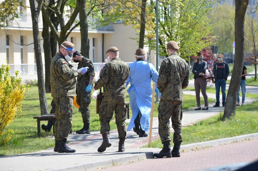 Głogów: Żołnierze WOT pomagają w przyszpitalnym namiocie do segregacji pacjentów