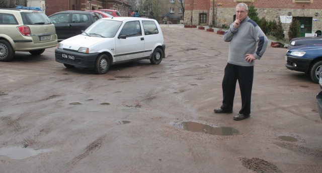 Andrzej Reguła od lat walczy o naprawę tego parkingu.