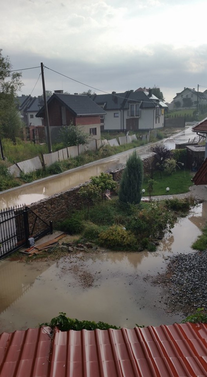 Burza nad Krakowem, zalane drogi i przejazdy