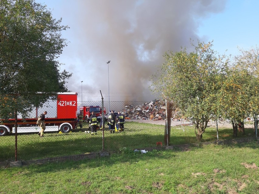 Wielki pożar składowiska odpadów w Kędzierzynie-Koźlu. Swąd palonych śmieci z wysypiska czuć w całym mieście 