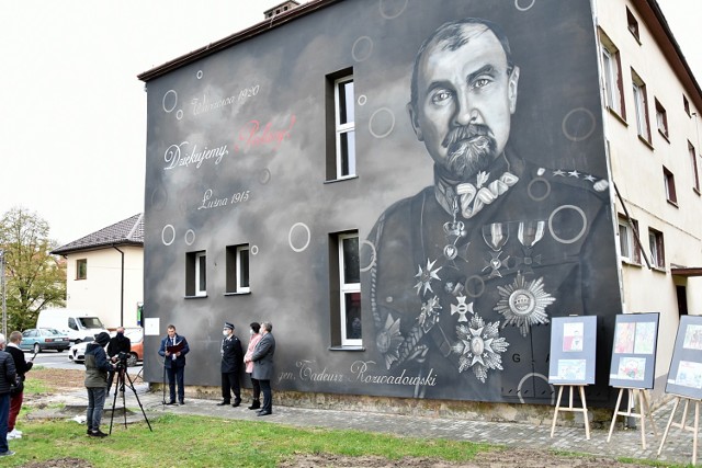 Autorem projektu muralu i wykonawcą jest znany sądecki artysta Mariusz Brodowski, znany bardziej pod pseudonimem MGR MORS