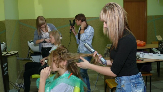 W Zespole Szkół nr 1 w Kłobucku  od zeszłego roku można uczyć się fryzjerstwa