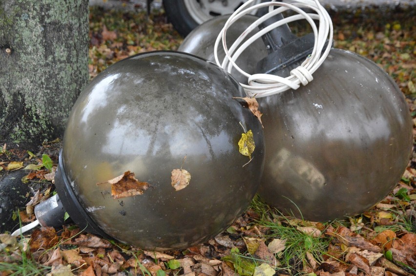 Kilkunastoletnie oświetlenie wymaga modernizacji.