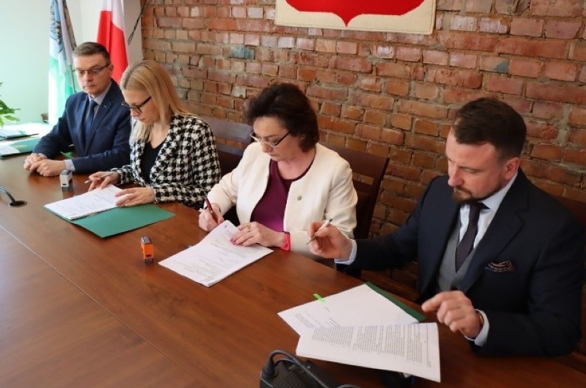 W gminie Suchy Dąb podpisano umowy na trzy ważne dla...