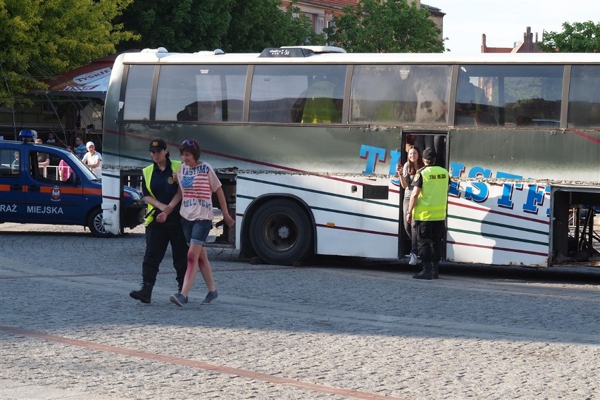 Gniezno: Wypadek autobusu, 30 rannych - tak wyglądał pokaz ratownictwa na Rynku