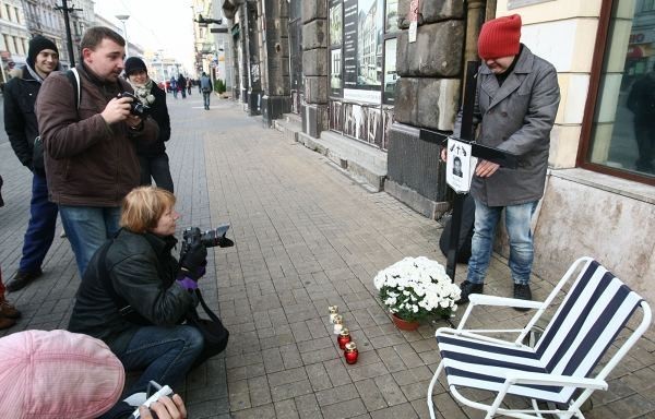 Paweł Hajncel ustawił na Piotrkowskiej krzyż ze zdjęciem...