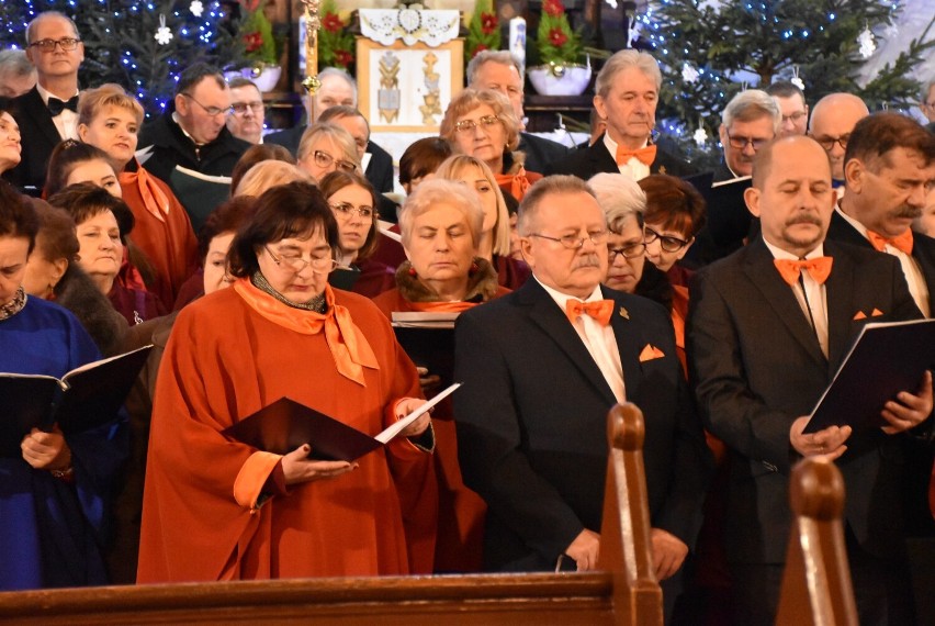 Kolędowanie w Debrznie - w kościele parafialnym jeszcze raz rozbrzmiał chóralny śpiew w świątecznym klimacie ZDJĘCIA