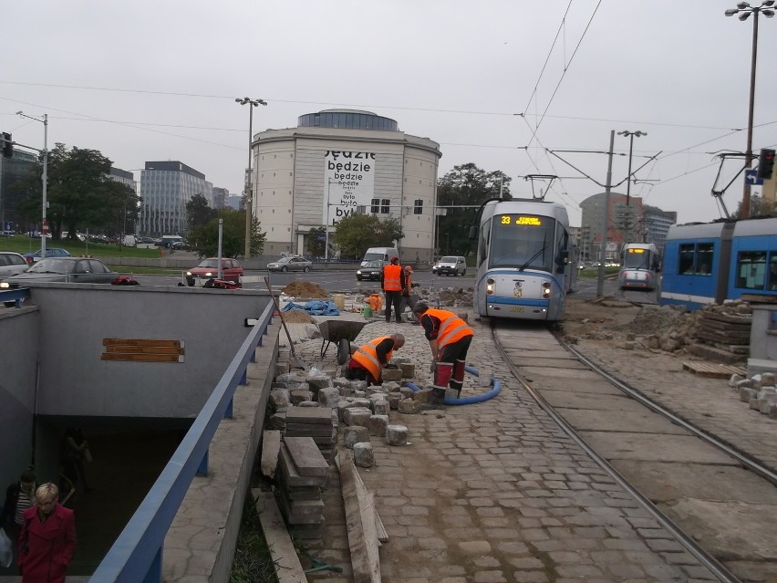 Nowe przejście dla pieszych na Legnickiej coraz bliżej (ZDJĘCIA)