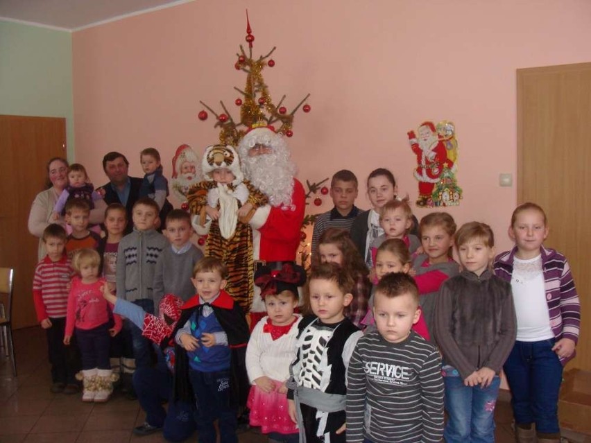 Mikołaj z Banku Spółdzielczego w Pleszewie rozdaje prezenty
