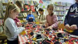 Warsztaty „Zabytkowo i Klockowo” z układania klocków LEGO w bibliotece w Gidlach. FILM, ZDJĘCIA