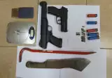 Nielegalną broń, maczetę i konopie indyjskie znaleźli policjanci w mieszkaniu 22-lata z Brzeszcz