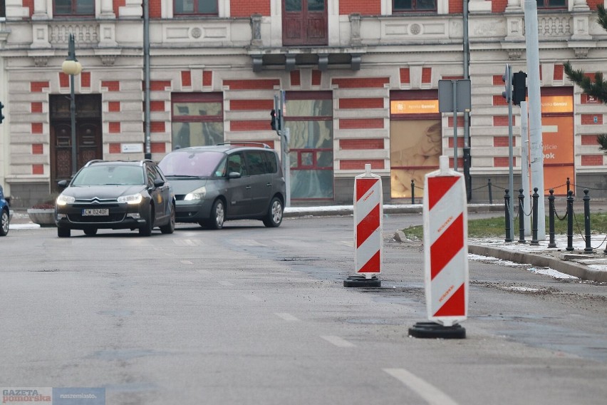 Plac Wolności we Włocławku pełen dziur i słupków drogowych.