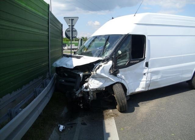 Wypadek w Jędrzejowie. Zderzył się Peugeot i Ford Transit [zdjęcia]