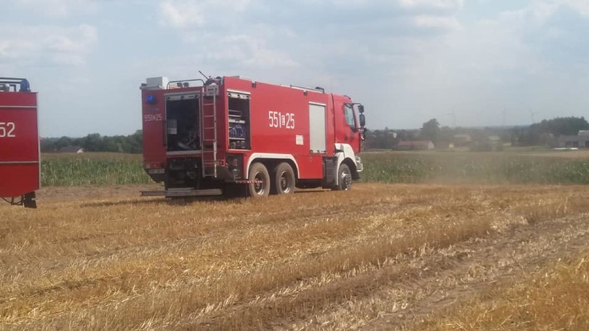 Palił się kombajn i ściernisko. Pożar gasiło 10 zastępów 