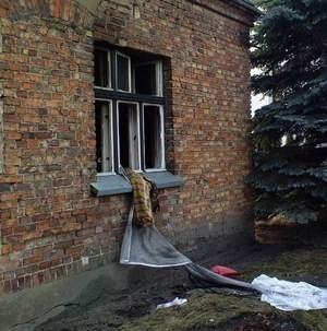 Siła wybuchu zniszczyła kilka pomieszczeń w domu, z okien wyleciały szyby, a na jednej ze ścian pojawiła się rysa. Fot.: S. Siewior