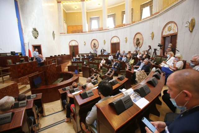 Szpital w Rybniku. Okrągły stół bez porozumienia. Marszałek zapowiedział pieniądze na zobowiązania. W przyszłości powoła... spółkę?